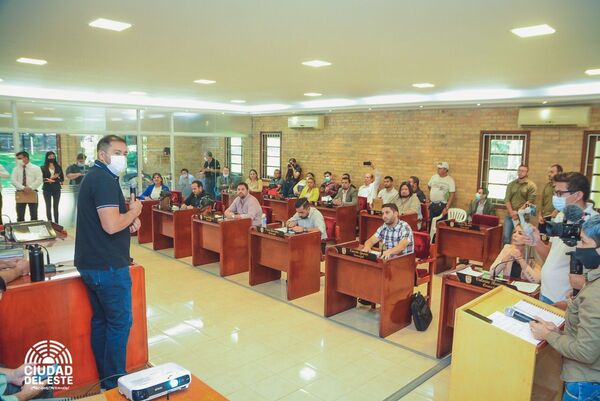 Intendente de CDE presenta proyecto de planta asfáltica a la Junta - La Clave