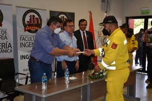 EBY firmó un convenio con la FIUNA y entregó aportes a bomberos voluntarios de Misiones