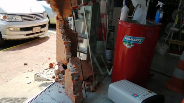 Derrumbó con su auto pared de comercio y se niega a pagar reparación que le piden