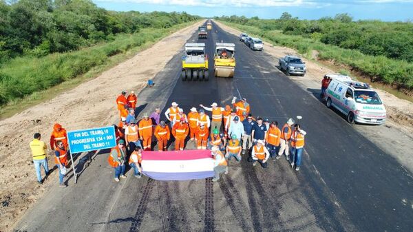 Logran colocar los últimos centímetros de asfalto en la Ruta de la Bioceánica - Noticias del Chaco - ABC Color