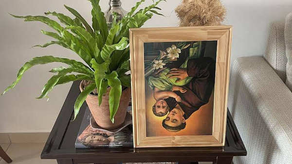Crónica / Embajador hace un ritual para encontrar su billetera y ex-modelo le corrige
