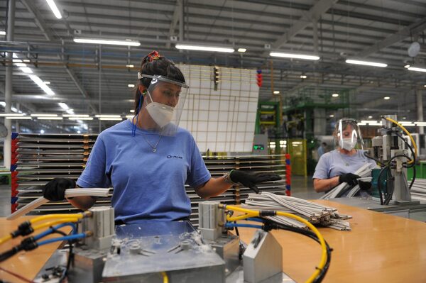 Argentina rompe el maleficio de la recesión al crecer 10,3 % en 2021 - MarketData
