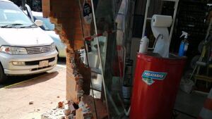 Piden que una mujer que chocó contra ferretería se haga cargo de los gastos