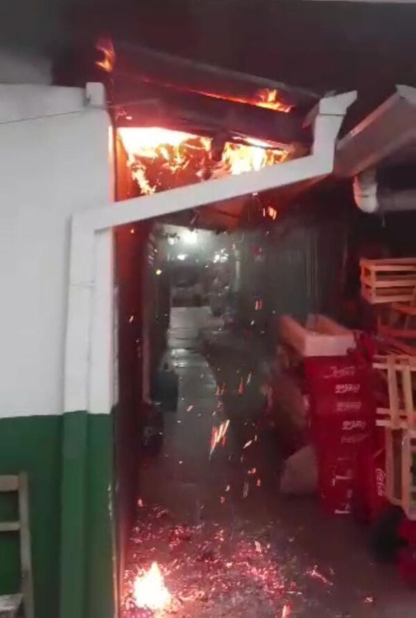 Al menos cuatro casillas se incendiaron en el Mercado 4 - Nacionales - ABC Color