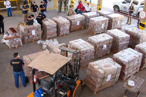 Halla cocaína oculta en piso de madera y cuatro personas quedan detenidas - Nacionales - ABC Color