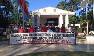 Bananeros se movilizan frente a la gobernación del Alto Paraná