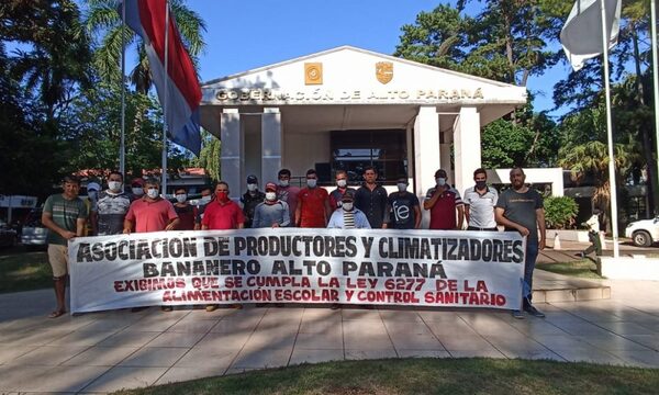 Bananeros se movilizan frente a la gobernación del Alto Paraná
