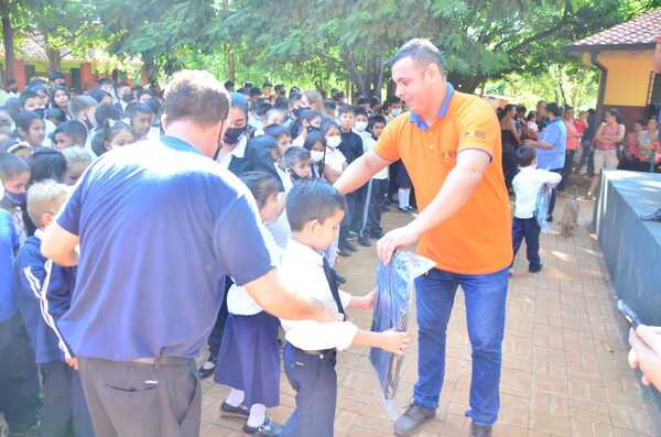 Shopping Paris distribuyó miles de útiles escolares a escuelas y albergues