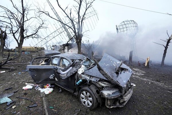 Victimas inocentes de la guerra: Ucranianos caminan entre los escombros de la ciudad de Kharkiv bombardeada durante la noche (Fo