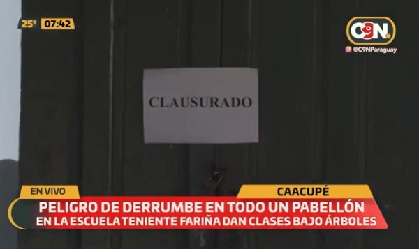 Niños dan clases bajo árboles por peligro de derrumbe