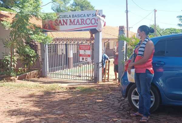 Joven madre denuncia que en escuela le niegan inscripción de sus hijos - La Clave