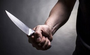 Cortan en el cuello a adolescente para robarle el celular