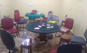 Juego de cartas termina en asalto a ocho personas