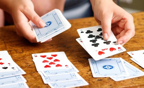 Diario HOY | Juego de cartas es interrumpido por hombres armados que se llevaron todo el dinero
