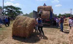 Gobierno distribuyó forraje para ganado a pequeños productores de Yabebyry, afectados por sequía e incendios