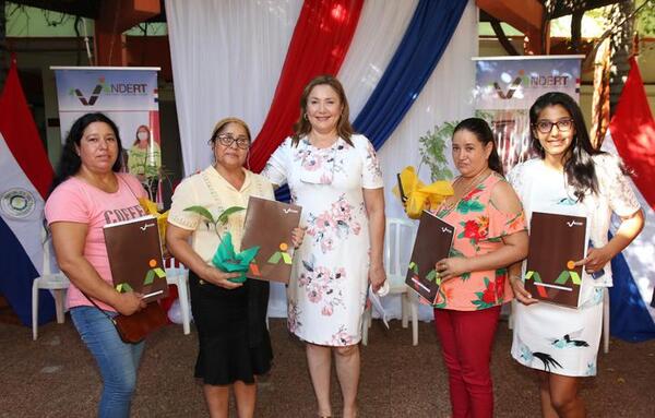 Con entrega de títulos de propiedad, Indert celebró el Día de la Mujer Paraguaya