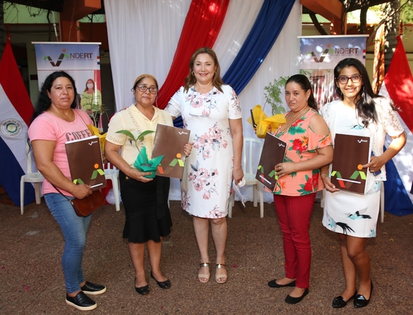 Indert: mujeres celebran su día con títulos de propiedad en mano