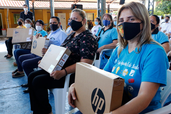 Docentes de la modalidad plurigrado de Ñemby recibieron notebooks del MEC - .::Agencia IP::.
