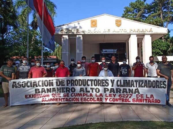 Productores de banana se manifiestan en el Este - ABC en el Este - ABC Color