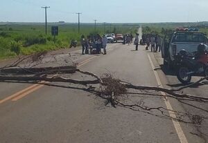 Indígenas cierran la ruta PY11 Juana María de Lara en Capitán Bado