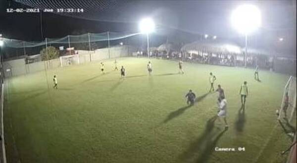 Crónica / [VIDEO] Intendente ¡ojelesioná! rompiéndola en el futbolacho