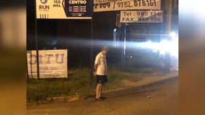 Papá espera todos los días a su hija en parada para que no camine sola a casa