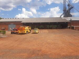 Dos trabajadores quedan atrapados en depósito de granos - ABC en el Este - ABC Color