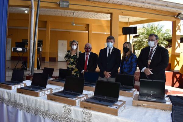 Brunetti reconoce que kits escolares están incompletos - Nacionales - ABC Color