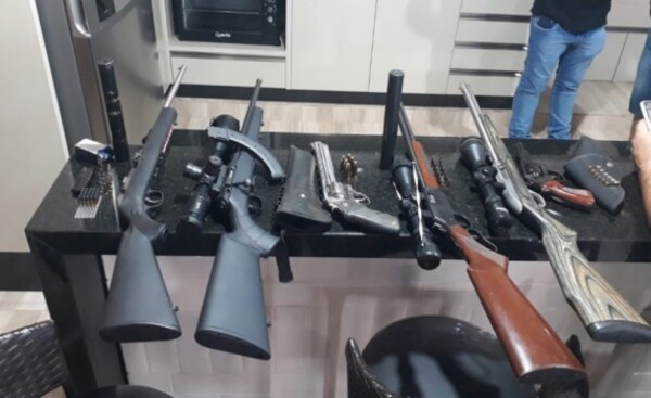 Allanan vivienda y encuentran un importante lote de armas