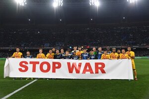 'Paren la guerra': El mensaje de Napoli y Barcelona