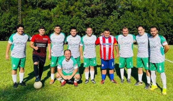 Crónica / Pa'ikuera dejaron por un rato la sotana y le metieron un partidí