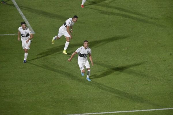 Olimpia vs. Atlético Nacional: el decano saca su estirpe y va con dos goles de ventaja - Olimpia - ABC Color