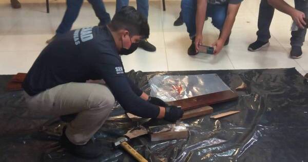 La Nación / Extraen y pesan cocaína decomisada en Villeta