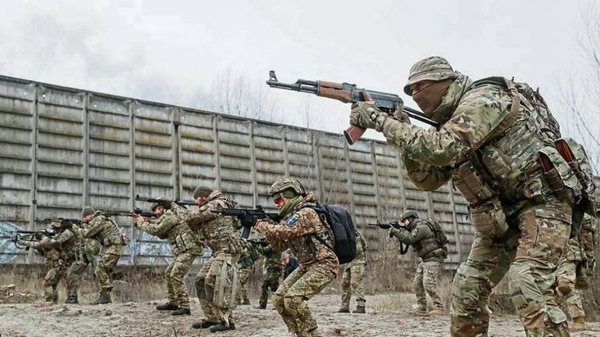 Diario HOY | Soldados rusos se acercan a Kiev, advierte Ucrania
