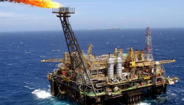 Los precios del petróleo se dispararon a 105 dólares el barril por primera vez desde 2014