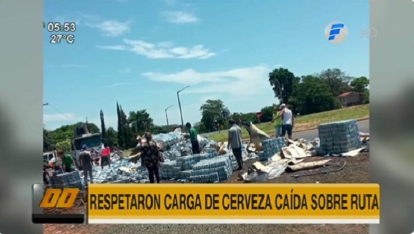 Vecinos recolectan carga de cerveza que cayó sobre ruta