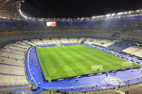 La UEFA traslada la final de la Champions de San Petersburgo a París - .::Agencia IP::.