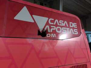 Una bomba estalló en el bus del Club Bahía y varios jugadores resultaron heridos - Megacadena — Últimas Noticias de Paraguay