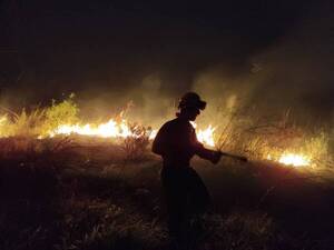 Crónica / [Video] Bomberos apagaron incendio de Ayolas en 50 días