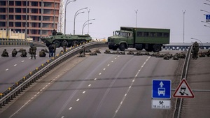 Crisis en Ucrania: Las fuerzas rusas rodean a Kiev desde el noreste y el este y Zelensky pide ayuda a europeos “con experienci