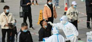 Variante de covid ómicron se propaga en cárceles en Hong Kong
