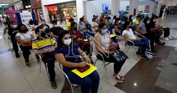 La Nación / En Paraguay, 9 de cada 10 buscadores de empleos analizan salir del país