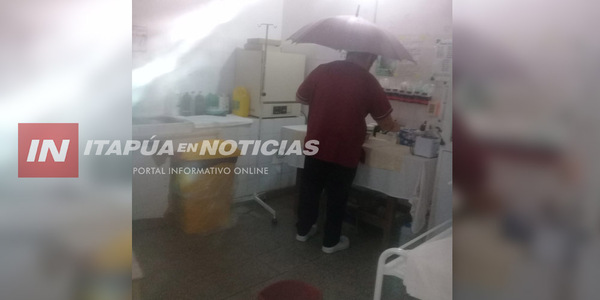 CON PARAGUAS: EN EL PUESTO DE SALUD DE SAN COSME LLUEVE MÁS ADENTRO QUE AFUERA - Itapúa Noticias
