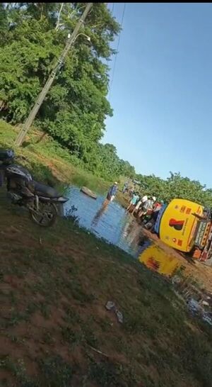 Camión cisterna volcó y derramó  5 mil litros de combustible en San Pedro - Nacionales - ABC Color
