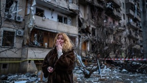 Las tropas rusas bombardean Kiev mientras se abre una ventana de negociación con Rusia (Video)