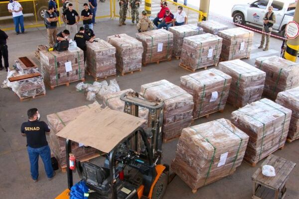 Ocho detenidos por cocaína hallada en piezas de madera, uno de ellos sería dirigente de la ANR
