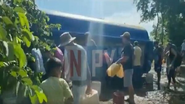San Pedro: Camión con combustible volcó y vecinos rapiñaron el producto | Noticias Paraguay