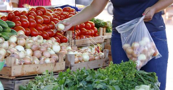 La Nación / Desolador panorama en el Abasto: con la suba de precios de verduras, disminuyó la clientela