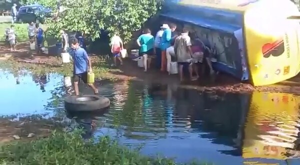 Camión con combustible volcó y vecinos rapiñaron el producto