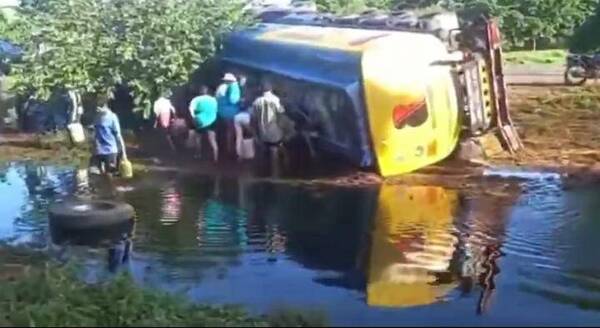 Crónica / [VIDEO] Volcó camión cisterna de combustible y el rollo aprovechó